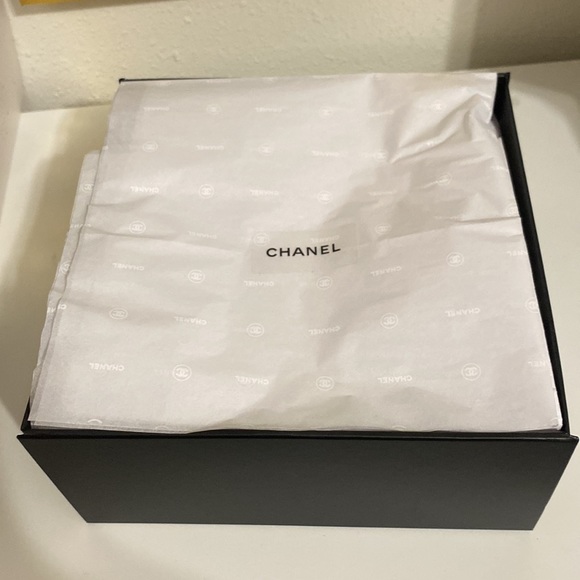 CHANEL large Gift Box Holiday 2023 Limited Edition - Picture 6 of 13